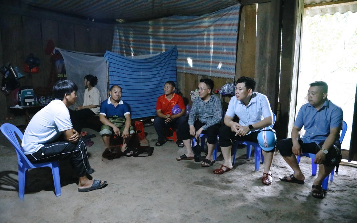Phó Bí thư Thường trực Đảng ủy xã Trung Lý Lâu Văn Phía kiểm tra đời sống của người dân bản Tung trong vùng có nguy cơ sạt lở. Ảnh: DVC Trung Lý.