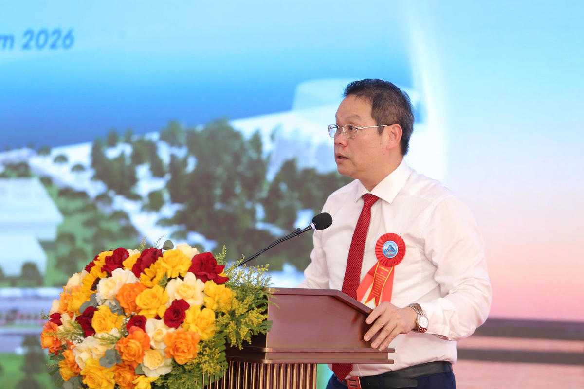 Chủ tịch UBND thành phố Nguyễn Mạnh Hùng yêu cầu các đơn vị thường xuyên báo cáo các mốc kiểm soát, không để chậm trễ do thiếu phối hợp hoặc đùn đẩy trách nhiệm; chuẩn bị đầy đủ các điều kiện quản lý, vận hành công trình sớm phát huy hiệu quả. Ảnh: Nguyễn Tú.