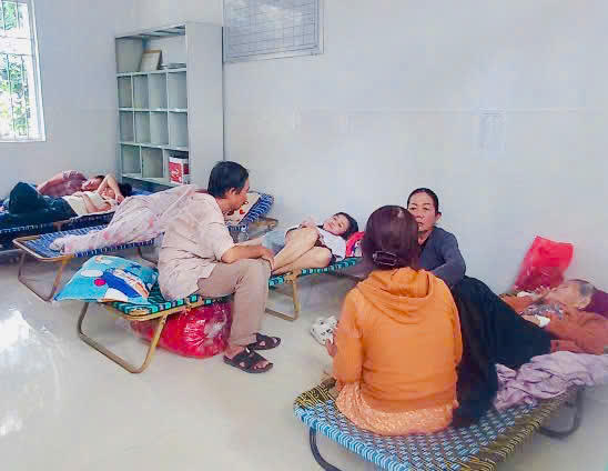 Các người dân nghi ngộ độc bánh mì đang nằm điều trị. Ảnh: Như Nguyện.