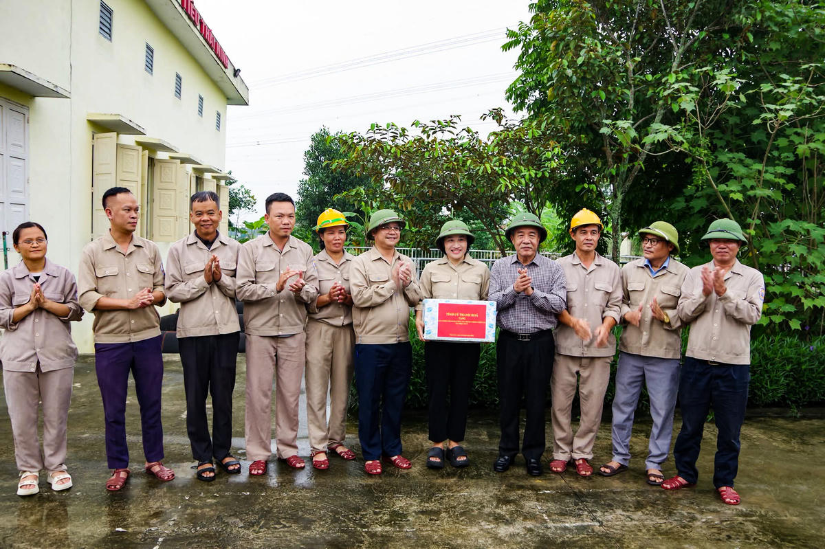 Ông Lê Đức Thái tặng quà động viên công nhân trạm bơm tiêu Thái Ninh. Ảnh: Lính xứ Thanh.