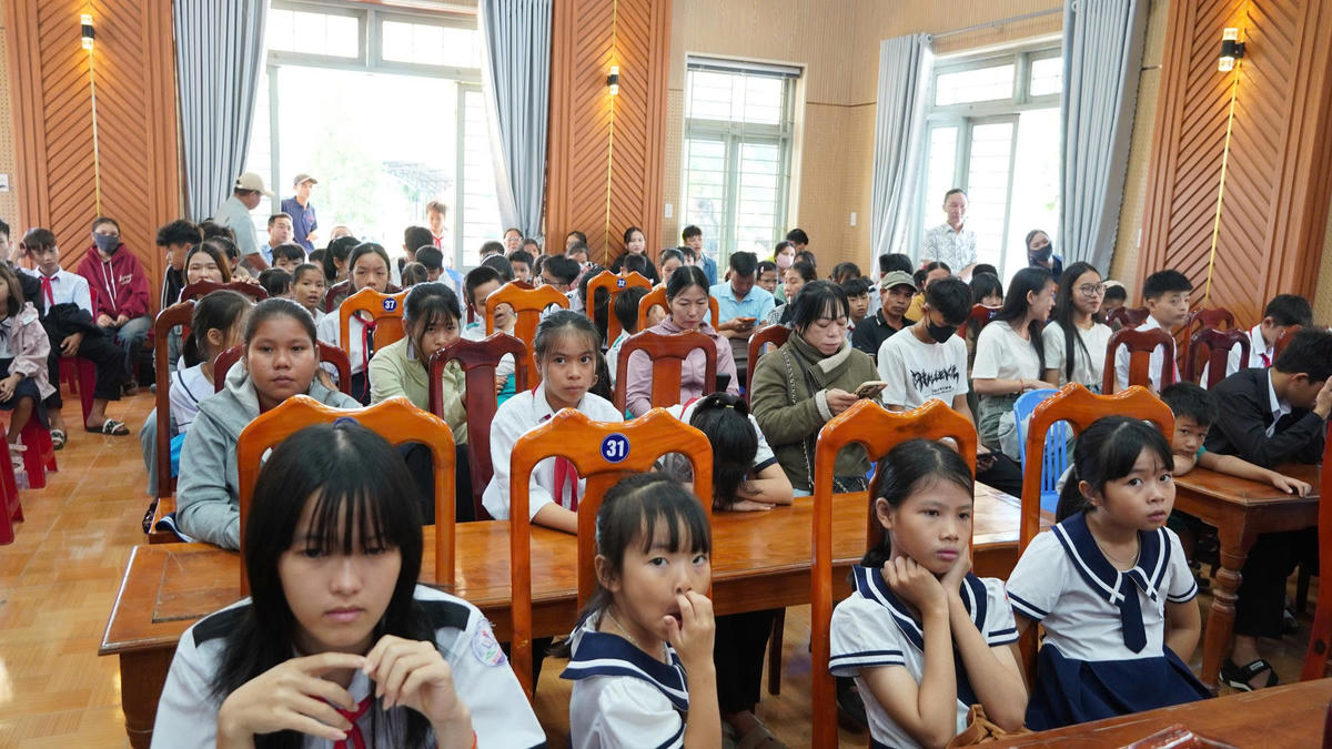 Các em học sinh tham dự lễ trao tặng sách giáo khoa. Ảnh: TT.