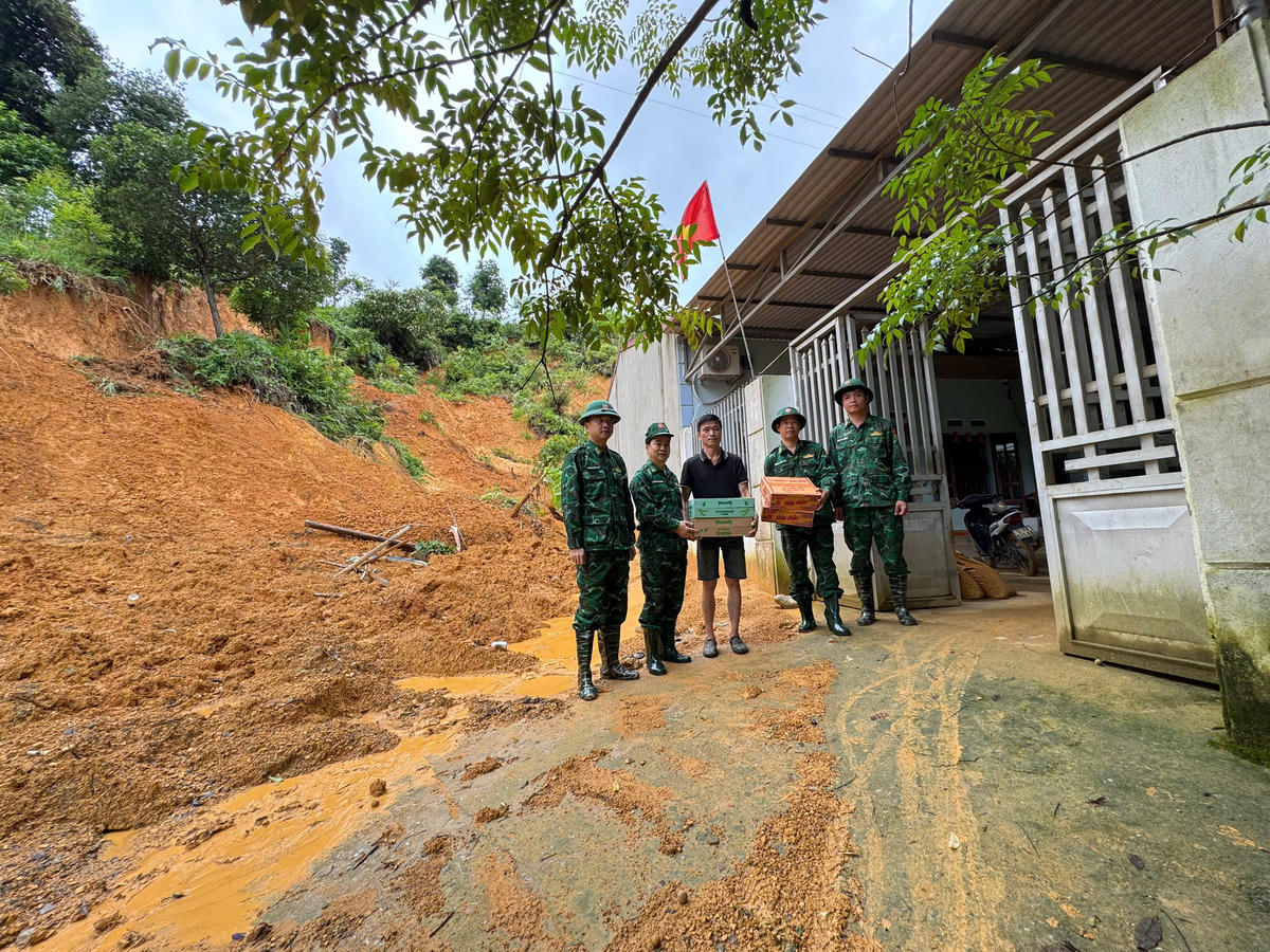 Bộ đội Biên phòng Lạng Sơn sát cánh cùng người dân vùng lũ