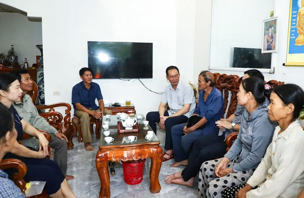 Ông Sinh thăm hỏi, động viên người dân vùng lũ khắc phục khó khăn, sớm ổn định cuộc sống. Ảnh: Đỗ Đức