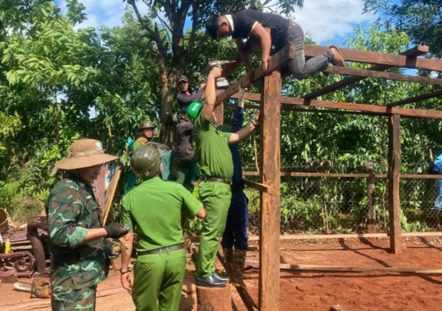 Lực lượng chức năng giúp người dân khắc phục lại nhà cửa bị lốc xoáy. Ảnh: ĐVCC.