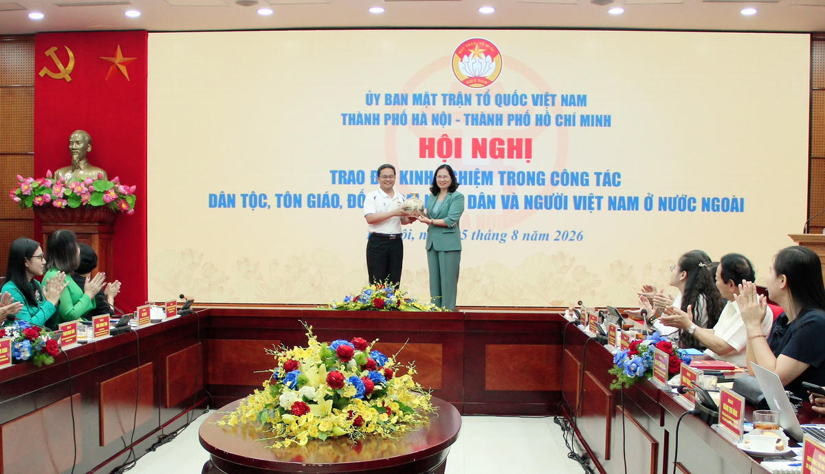 Ủy ban MTTQ Việt Nam thành phố Hà Nội tặng quà lưu niệm cho Ủy ban MTTQ Việt Nam TPHCM. Ảnh: PV