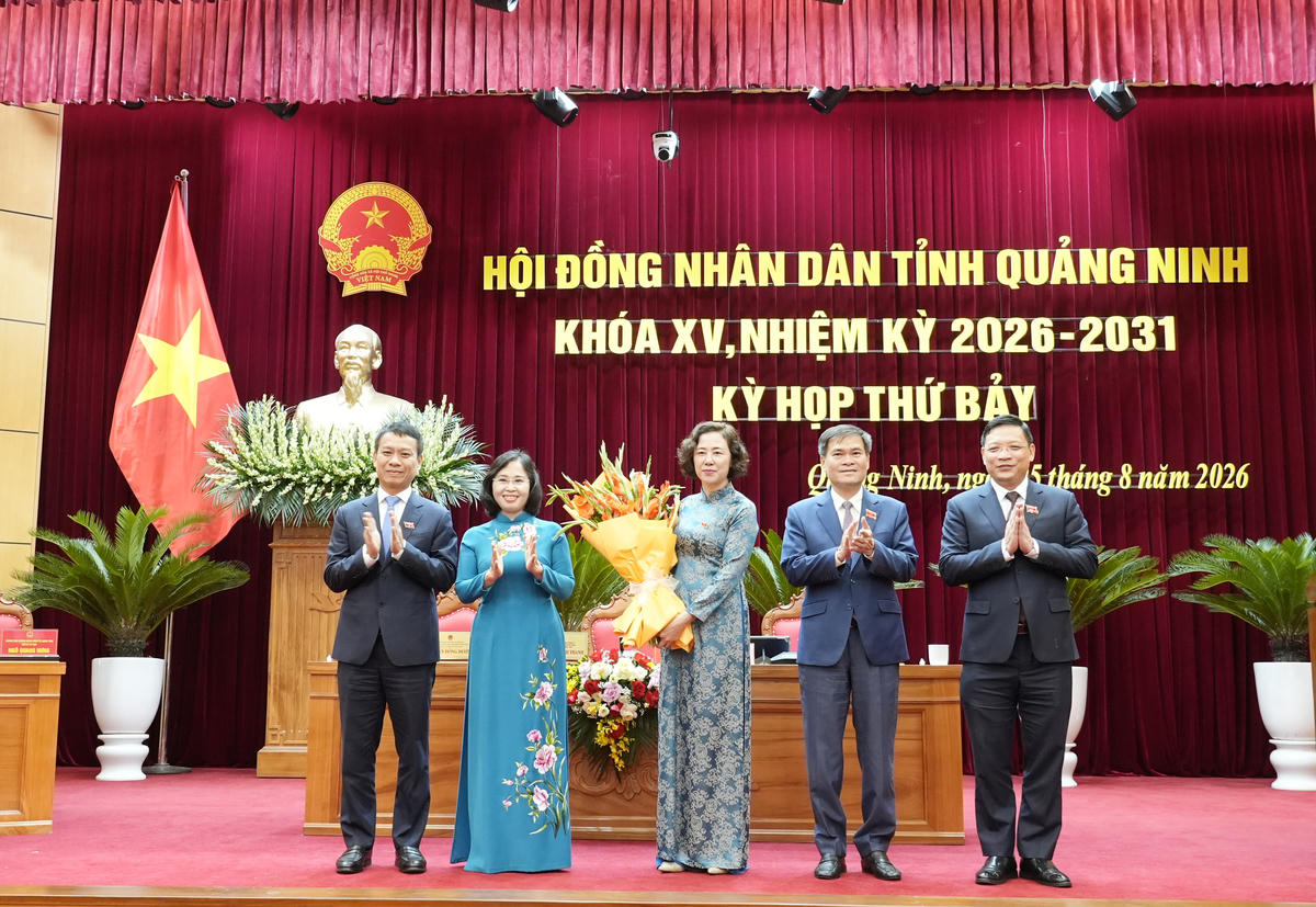  Các đồng chí Thường trực Tỉnh ủy, HĐND, UBND tỉnh Quảng Ninh tặng hoa chúc mừng bà Vũ Thị Mai Anh được bầu làm Phó Chủ tịch UBND tỉnh Quảng Ninh. Ảnh: QMG