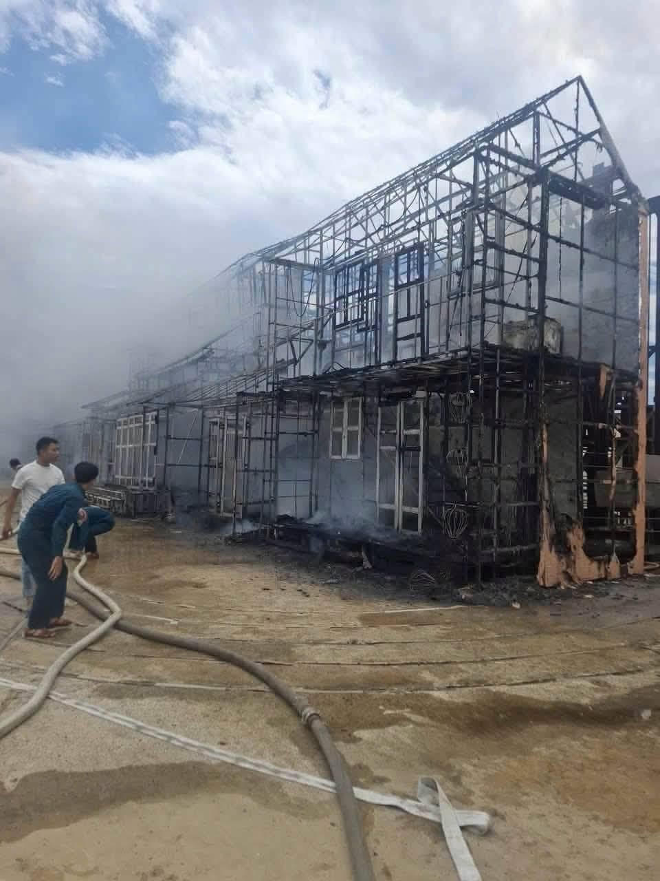 Một số nhà ở khu vực biểu diễn tại khu vực Đảo Ký ức Hội An bị ngọn lửa thiêu rụi. Ảnh: BT.