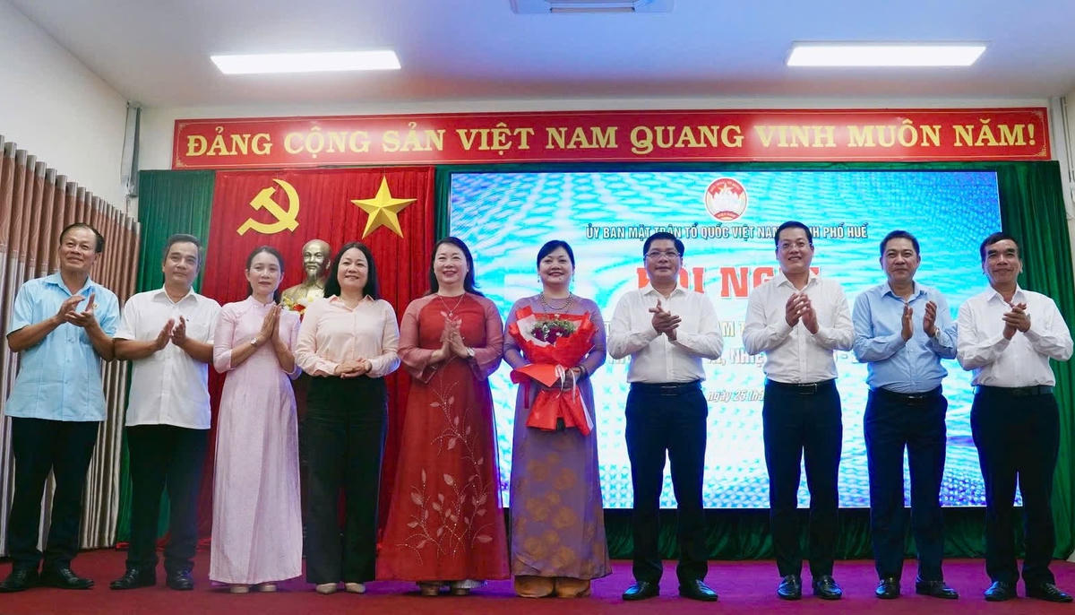 Ban Thường trực Ủy ban MTTQ Việt Nam TP Huế tặng hoa chúc mừng bà Dương Thị Thu Thủy được hiệp thương cử giữ chức Phó Chủ tịch Ủy ban MTTQ Việt Nam TP Huế.