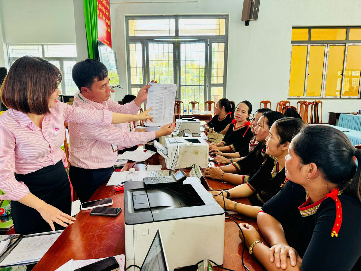 Điểm giao dịch - Cánh tay nối dài đưa chính sách đến gần người dân.