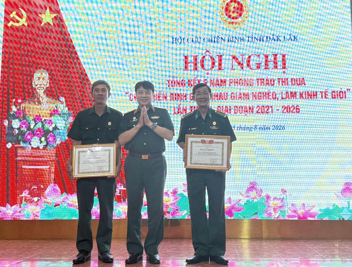 Ban Chấp hành Trung ương Hội CCB Việt Nam tặng Bằng khen cho 2 tập thể có thành tích xuất sắc. Ảnh: BĐ.