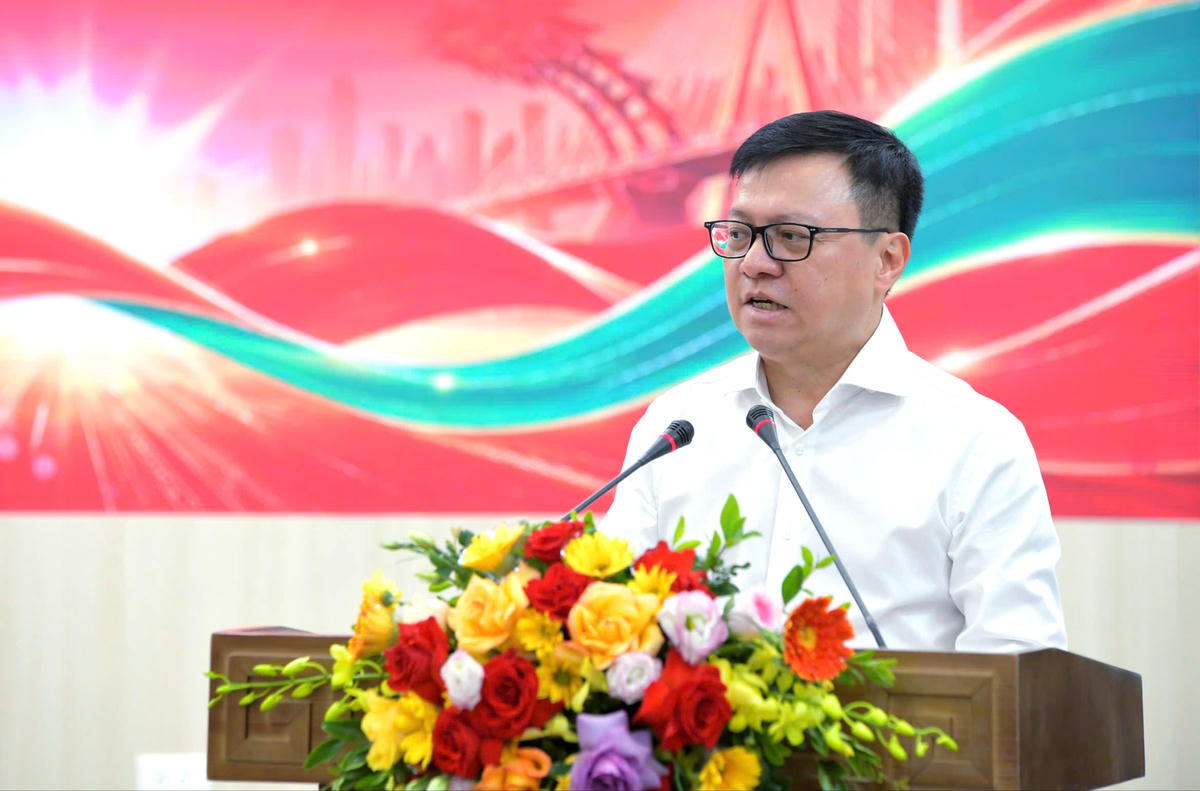 Phát biểu tại họp báo, ông Lê Quốc Minh - Ủy viên Trung ương Đảng, Tổng Biên tập Báo Nhân Dân, Phó Trưởng Ban Tuyên giáo Trung ương, Chủ tịch Hội Nhà báo Việt Nam cho biết: Cùng Việt Nam tiến bước là sự kiện chưa từng có, vừa khơi dậy tinh thần thể thao, vừa đóng góp cho cộng đồng hướng tới mục tiêu Net Zero, được thực hiện trên quy mô toàn quốc tại đầy đủ 34 tỉnh, thành và 3.221 xã, phường.