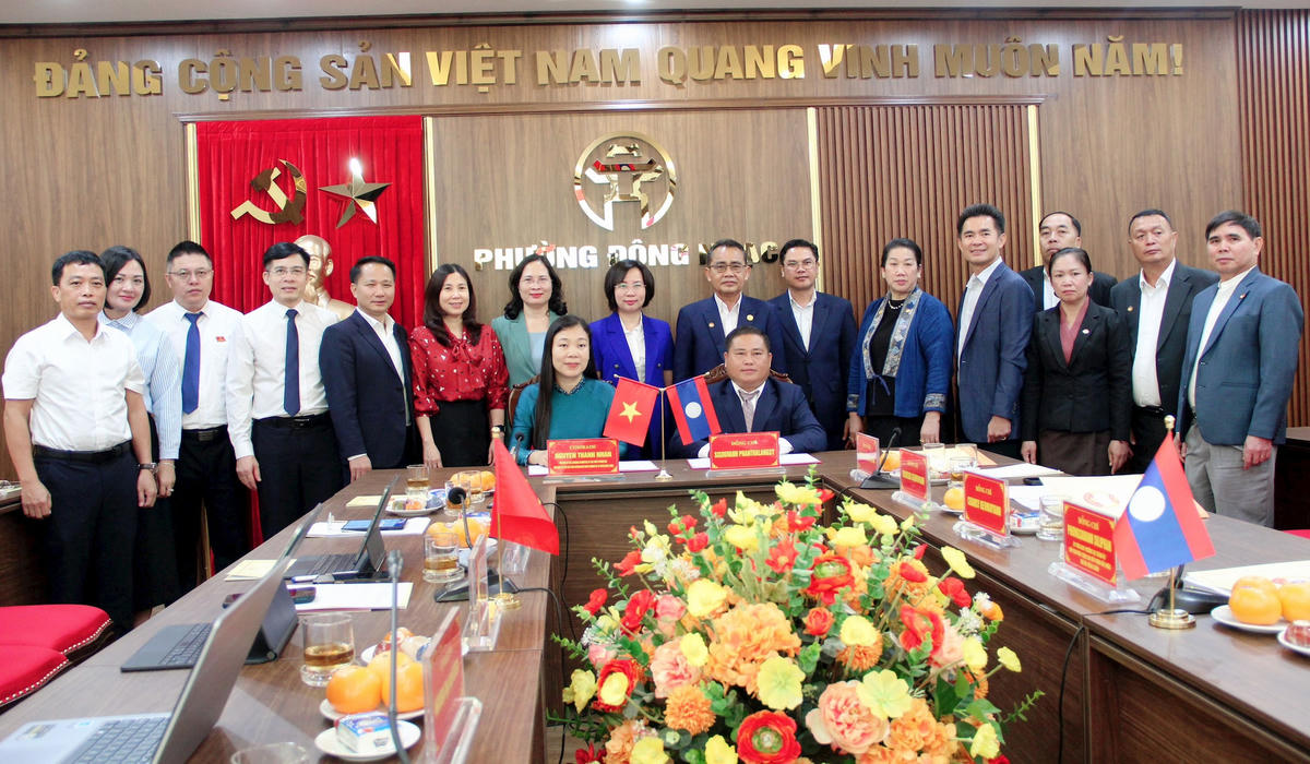Lễ ký kết biên bản ghi nhớ hợp tác giữa Ủy ban MTTQ Việt Nam phường Đông Ngạc với Ủy ban Mặt trận Lào xây dựng đất nước huyện Saythany. Ảnh: PV
