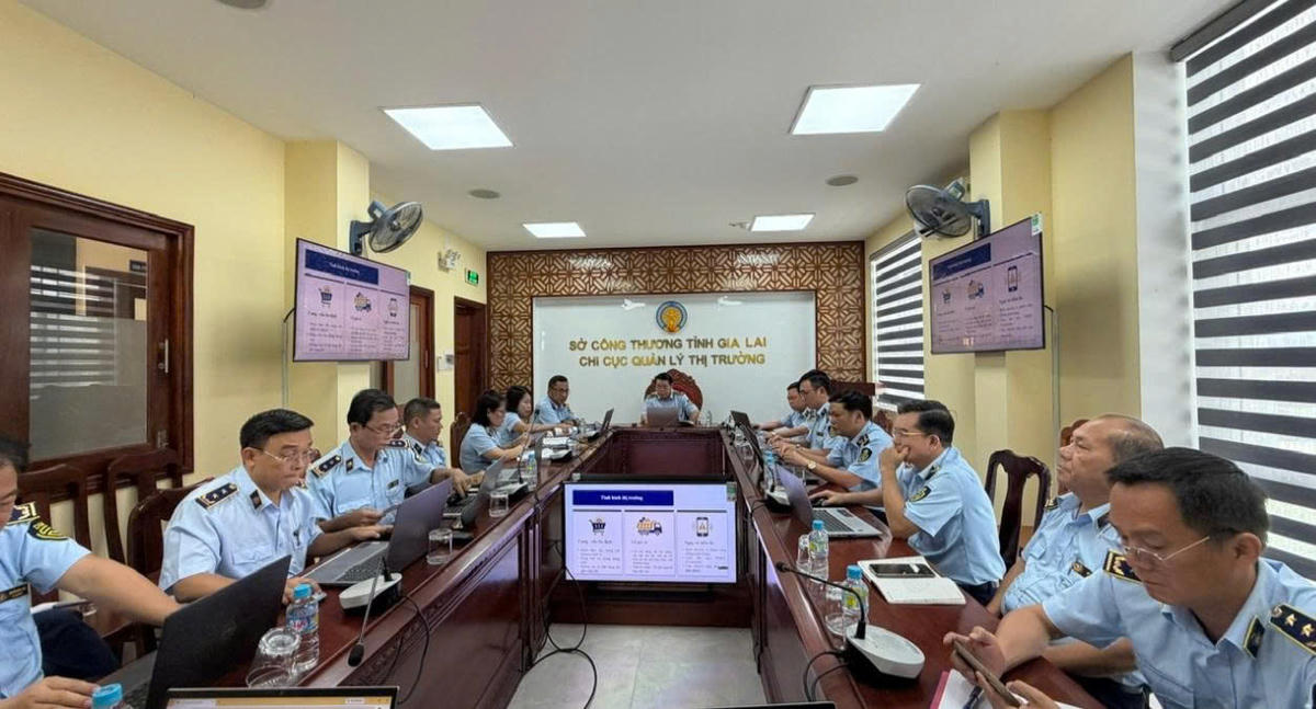 Chi cục QLTT tỉnh Gia Lai họp công tác kiểm tra, rà soát thị trường. Ảnh: ĐS.
