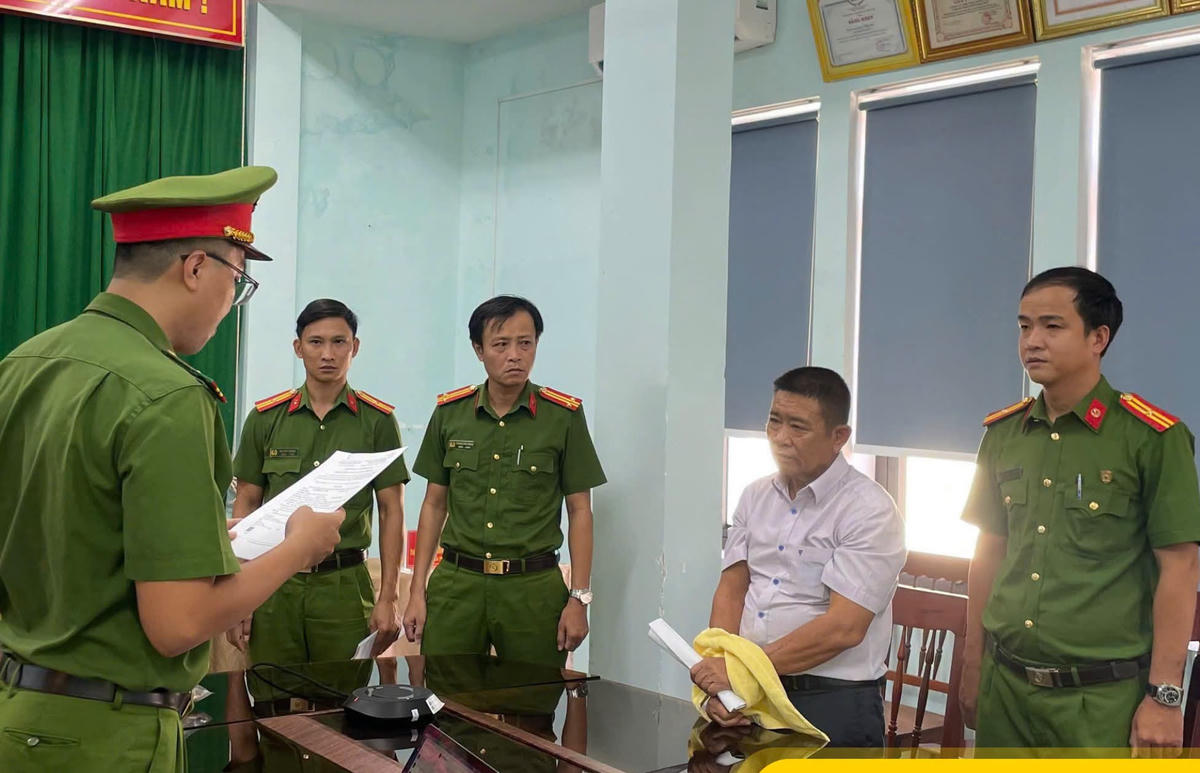 Công an tỉnh Quảng Ngãi đọc quyết định bắt đối tượng đối Huỳnh Ngọc Ánh. Ảnh: CA tỉnh Quảng Ngãi.