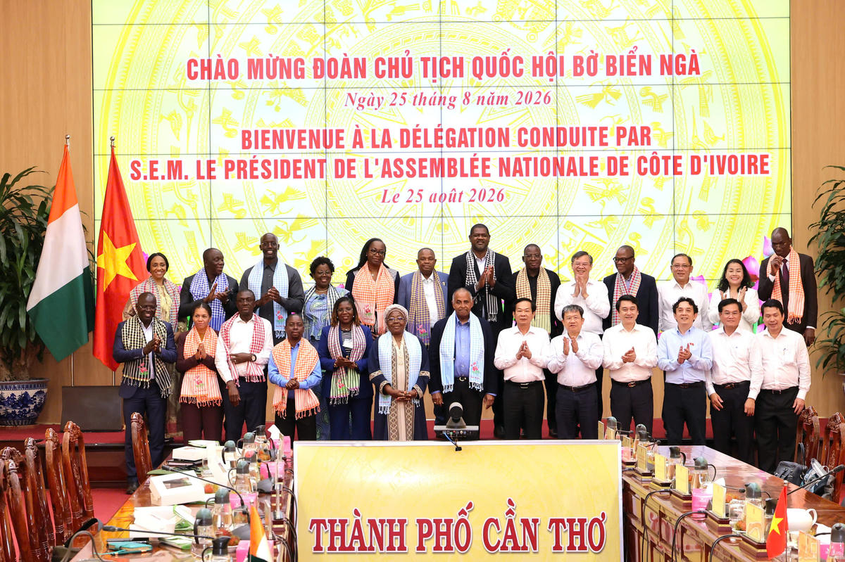 Chủ tịch Quốc hội Bờ Biển Ngà Patrick Achi cùng đoàn công tác có buổi làm việc với lãnh đạo thành phố Cần Thơ. Ảnh TP