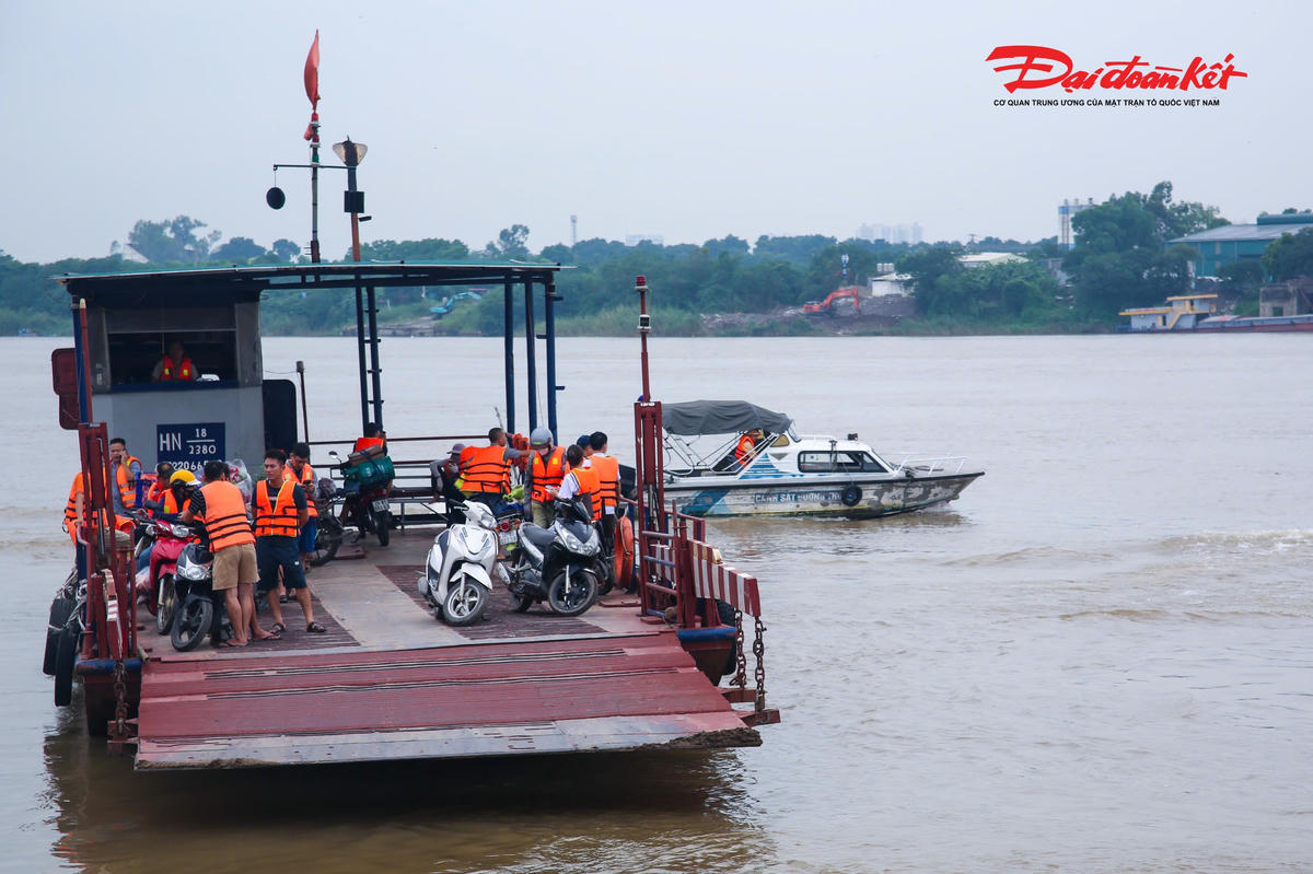 Người dân được hướng dẫn kiểm tra dây neo, áo phao, các dụng cụ cứu sinh, đồng thời chủ động di chuyển người, phương tiện và tài sản đến nơi an toàn khi xuất hiện tình huống bất thường.