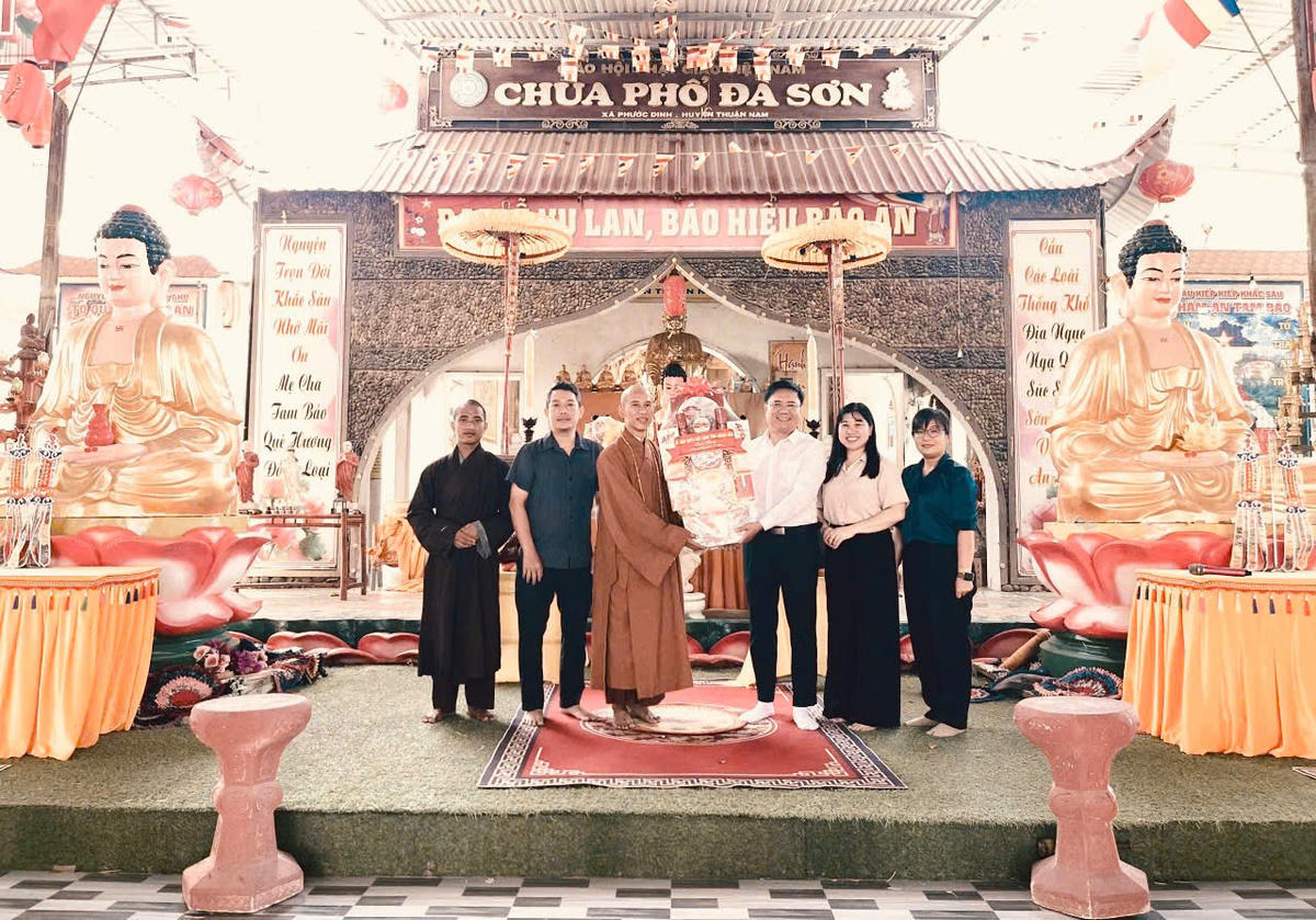 Ông Nguyễn Trung Dũng, Phó Chủ tịch Ủy ban MTTQ Việt Nam tỉnh Khánh Hòa cùng đoàn công tác tặng quà chúc mừng Thượng tọa Thích Minh Tánh.