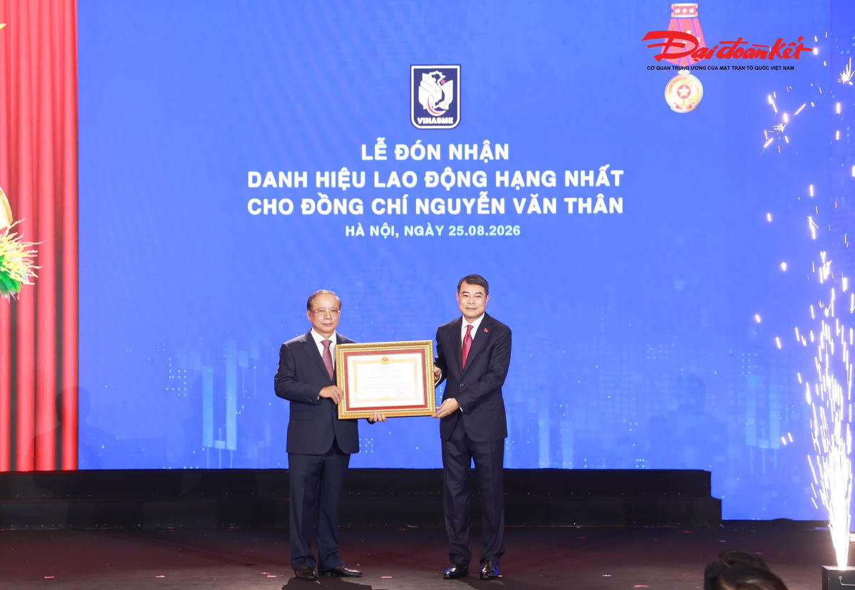 Thủ tướng Chính phủ Lê Minh Hưng trao Huân chương Lao động hạng Ba cho ông Nguyễn Văn Thân, Chủ tịch Hiệp hội Doanh nghiệp nhỏ và vừa Việt Nam. (Ảnh: Quang Vinh)