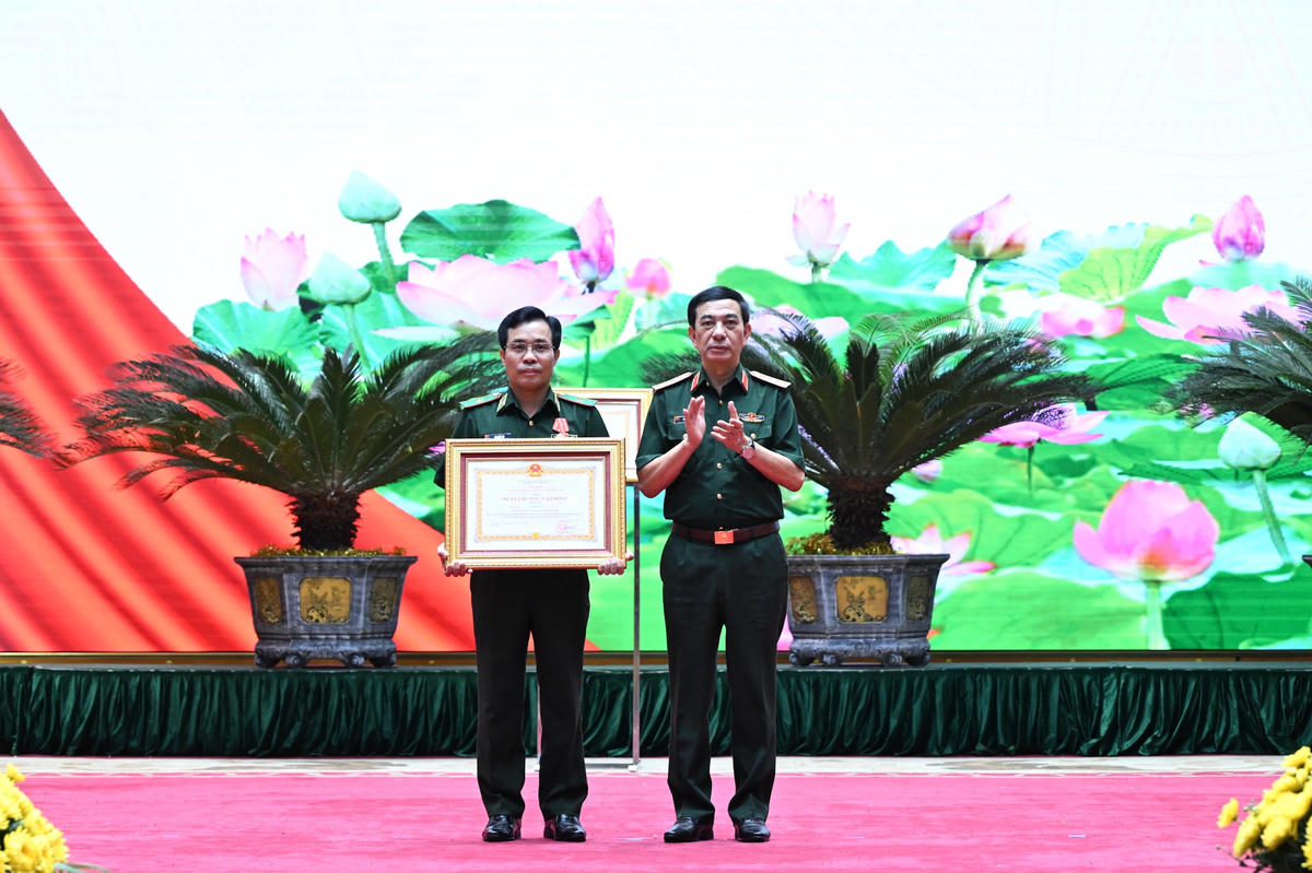 Đại tướng Phan Văn Giang, Phó Thủ tướng Chính phủ, Bộ trưởng Bộ Quốc phòng trao tặng Huân chương Lao động hạng Ba cho Thiếu tướng Vũ Quốc Ân, Phó Chính ủy Bộ đội Biên phòng. Ảnh: Trọng Hải