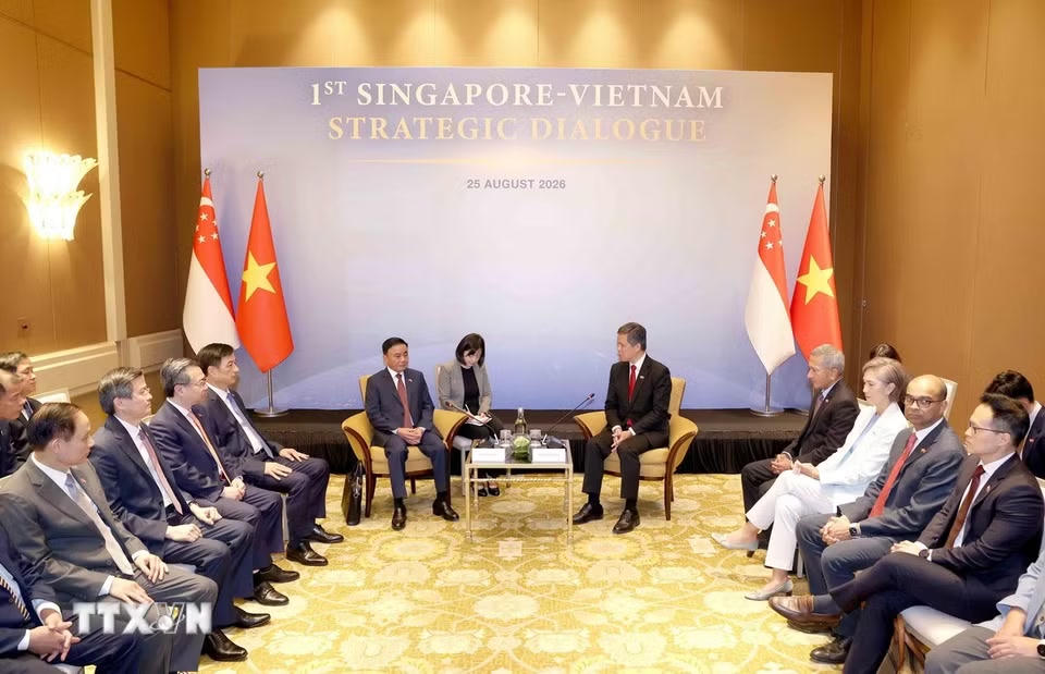Phó Tổng Thư ký Đảng Hành động Nhân dân Singapore, Bộ trưởng Bộ Quốc phòng kiêm Bộ trưởng Điều phối dịch vụ công Chan Chun Sing chủ trì Lễ đón chính thức Ủy viên Bộ Chính trị, Thường trực Ban Bí thư Trần Cẩm Tú. (Ảnh: Phương Hoa/TTXVN)