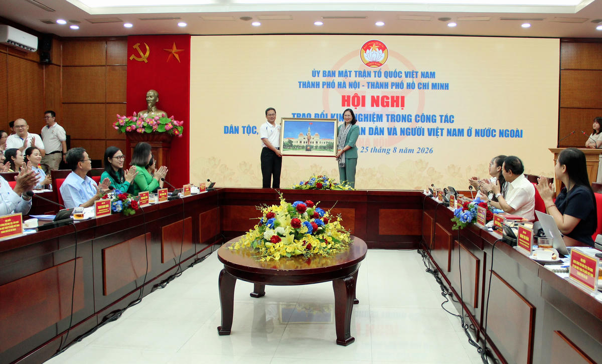 Đoàn công tác Ủy ban MTTQ Việt Nam TP. HCM tặng quà lưu niệm cho Ủy ban MTTQ Việt Nam thành phố Hà Nội. Ảnh: PV