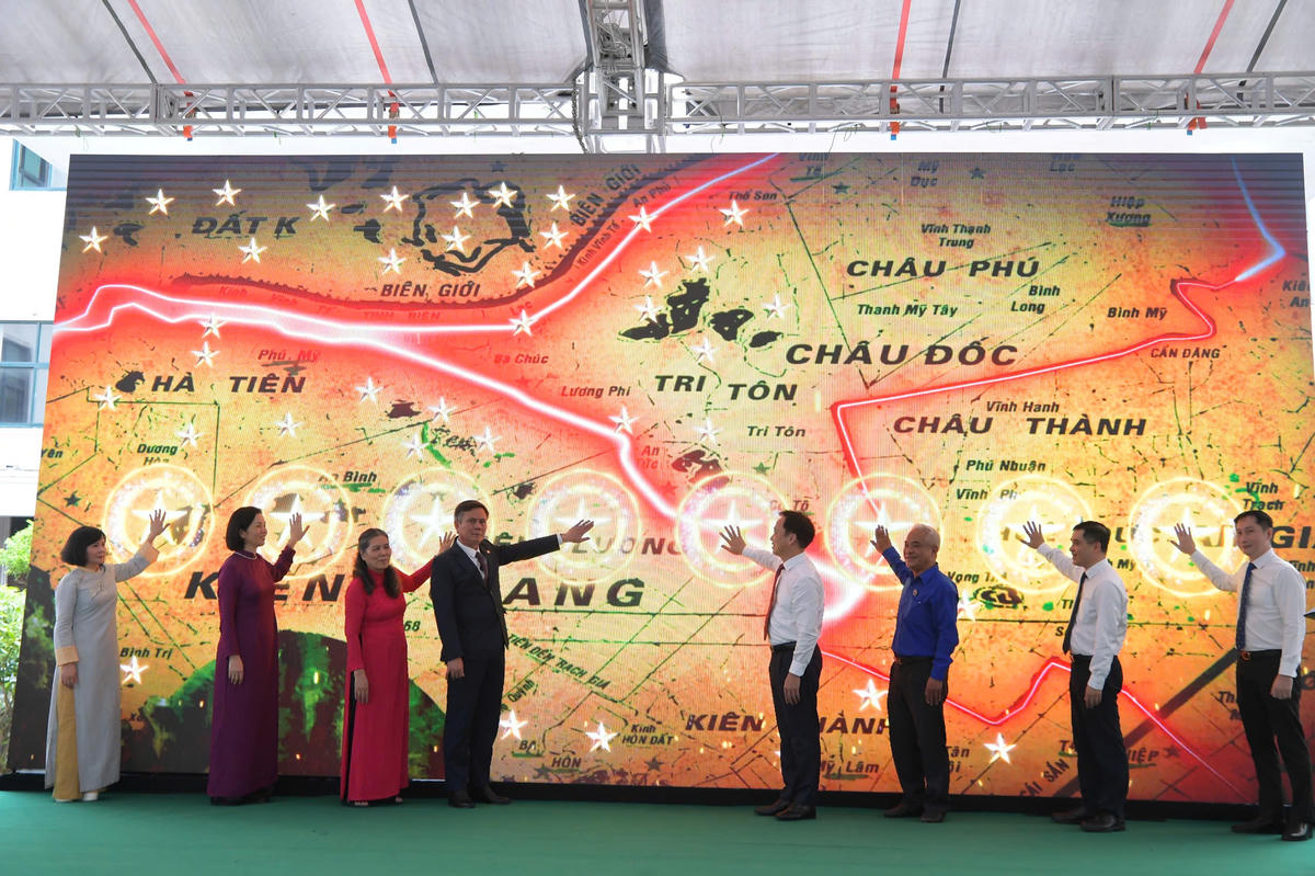 Các đại biểu thực hiện nghi thức khai mạc trưng bày chuyên đề “Thời thanh xuân từ Đường Trường Sơn đến Đường 1C huyền thoại”.