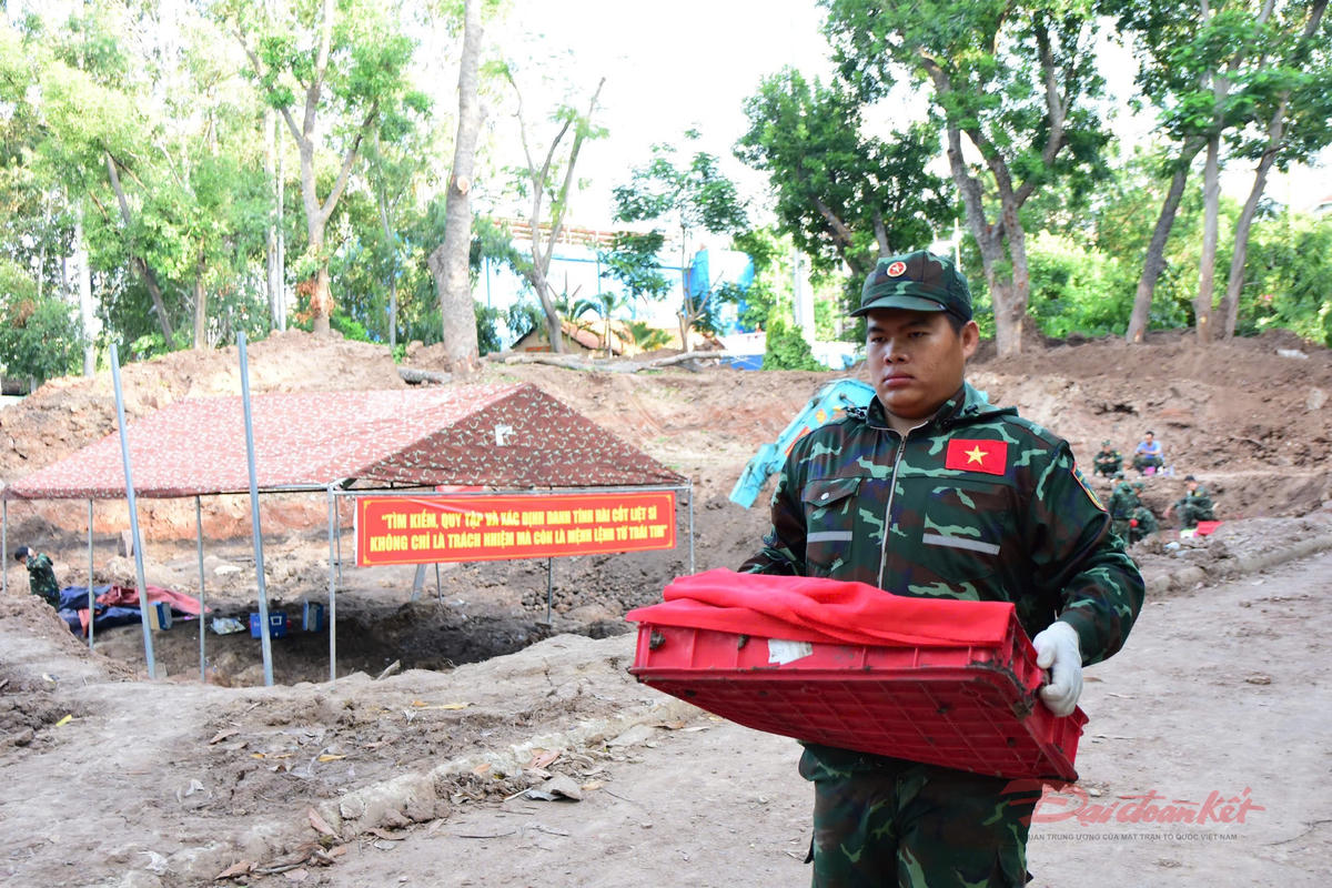 Các bộ hài cốt vừa Khai quật được lực lượng tìm kiếm đưa về khu vực lưu giữ tạm thời tại Công viên Lê Thị Riêng. Ảnh: BTL