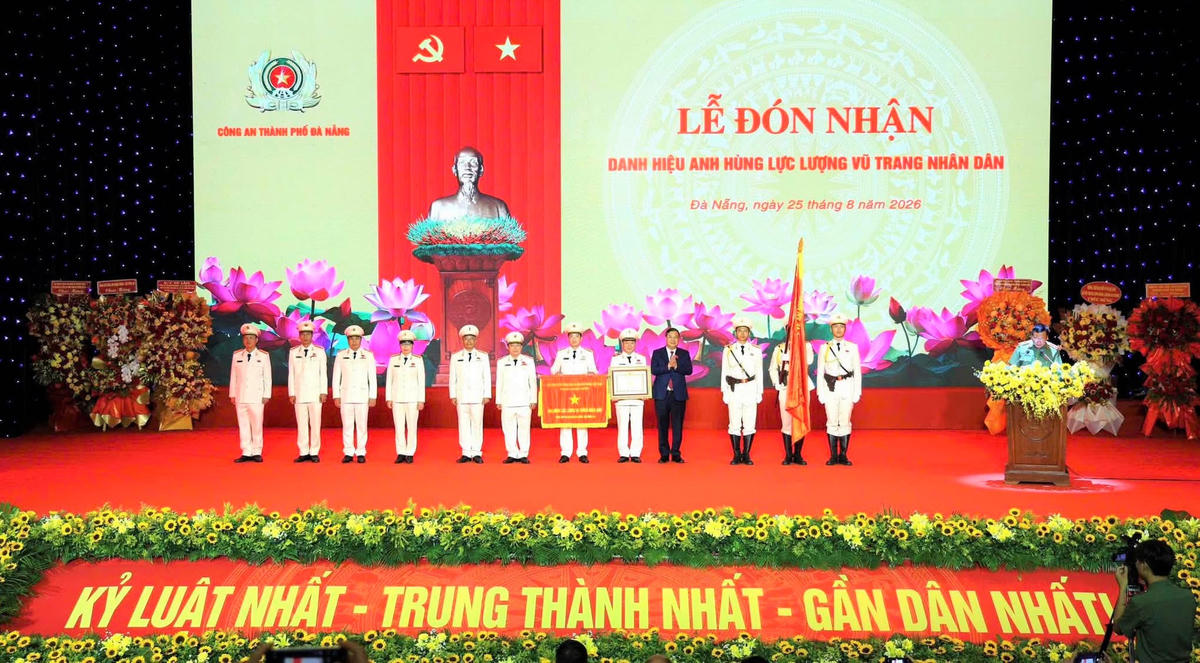 Phó Thủ tướng Thường trực Chính phủ Phạm Gia Túc (thứ 4 từ phải sang) trao danh hiệu Anh hùng Lực lượng vũ trang nhân dân cho Công an TP Đà Nẵng. Ảnh: TT.