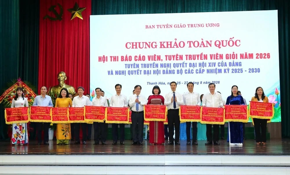 Các đại biểu trao cờ lưu niệm cho các đoàn tham gia hội thi. Ảnh: Quốc Hương