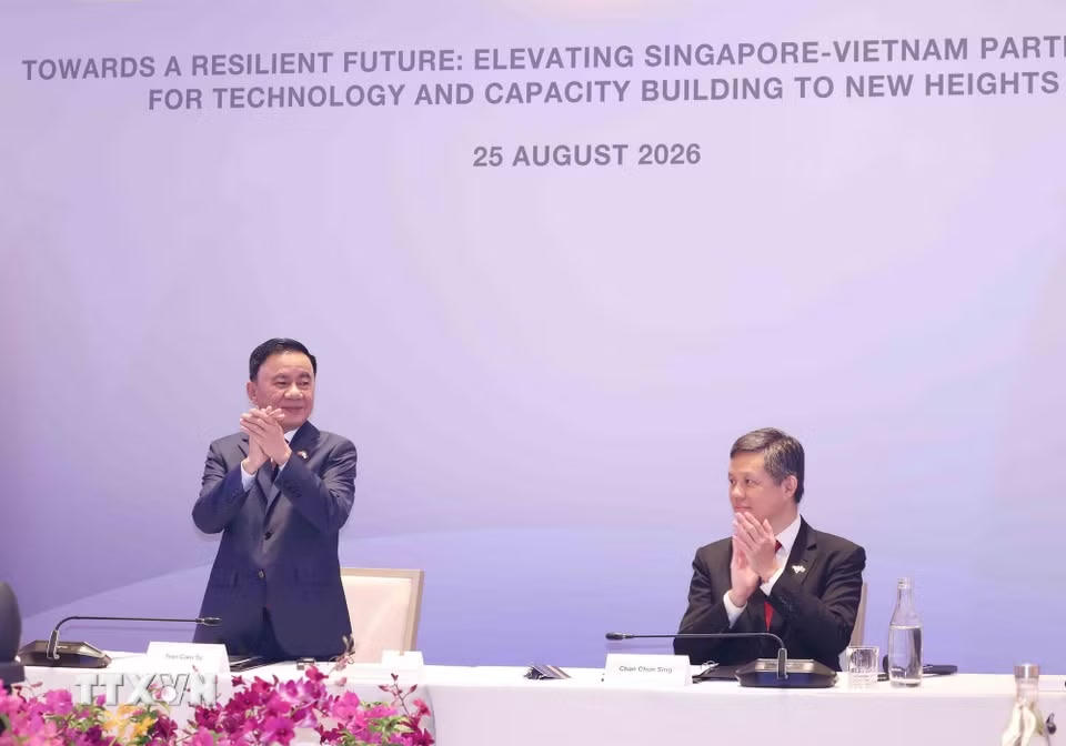Đồng chí Trần Cẩm Tú, Ủy viên Bộ Chính trị, Thường trực Ban Bí thư cùng Phó Tổng Thư ký Đảng Hành động Nhân dân Singapore, Bộ trưởng Bộ Quốc phòng kiêm Bộ trưởng Điều phối dịch vụ công Chan Chun Sing đồng chủ trì Đối thoại Chiến lược Việt Nam-Singapore lần thứ nhất. (Ảnh: Phương Hoa/TTXVN)