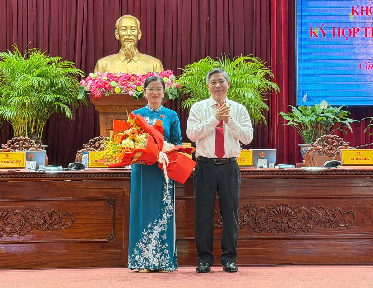 Chủ tịch HĐND TP Cần Thơ Đồng Văn Thanh chúc mừng bà Trần Thị Huyền trúng cử chức danh Ủy viên UBND thành phố. Ảnh HT