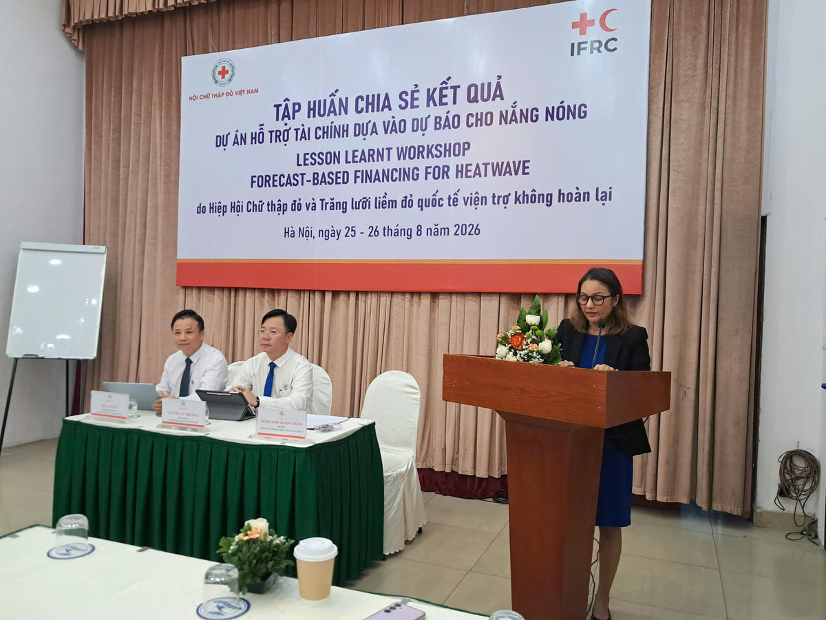Bà Rommanee Kleotanong, Cán bộ cấp cao về ứng phó thảm họa của Hiệp hội Chữ thập đỏ và Trăng lưỡi liềm đỏ quốc tế phát biểu. Ảnh: PV