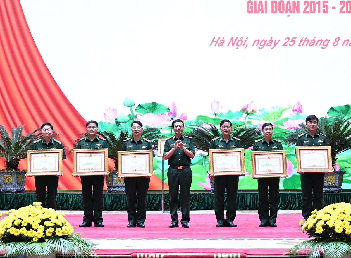 Đại tướng Phan Văn Giang, Phó Thủ tướng Chính phủ, Bộ trưởng Bộ Quốc phòng trao tặng Bằng khen của Thủ tướng Chính phủ cho các tập thể, cá nhân. Ảnh: Trọng Hải.