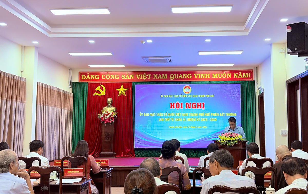 Hội nghị thông qua các dự thảo Đề án giảm nghèo bền vững giai đoạn 2026 - 2030 và Đề án xây dựng “Tuyến đường Sáng - Xanh - Sạch - Đẹp - An toàn”.
