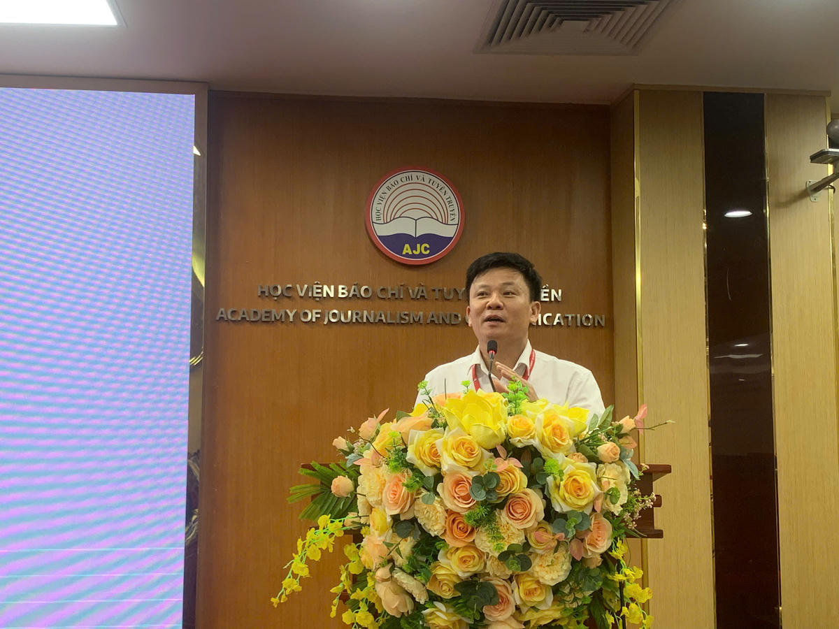 TS. Lê Đức Hoàng, Phó Trưởng khoa Tuyên truyền, Học viện Báo chí và Tuyên truyền phát biểu tham luận tại hội thảo.