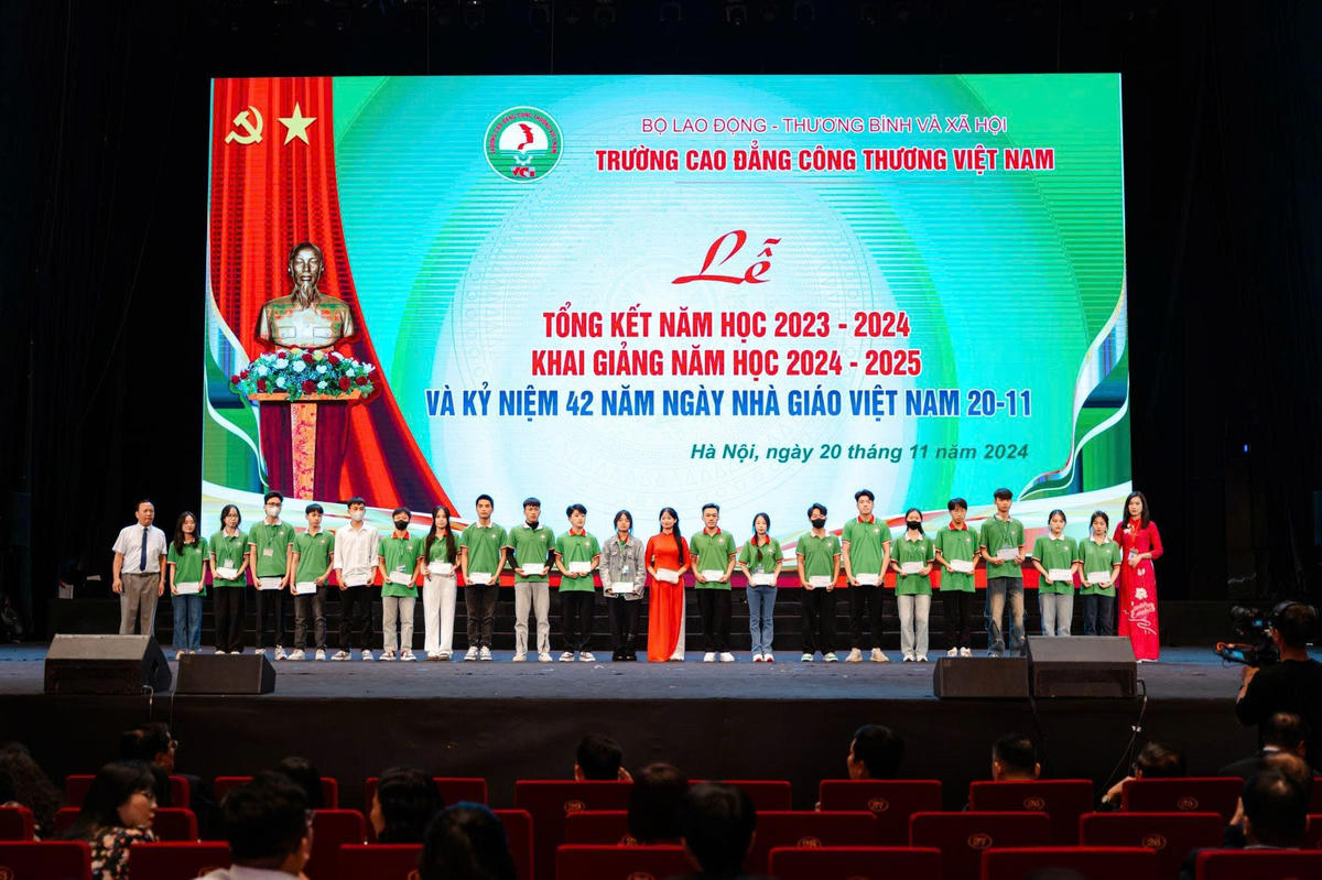 Sinh viên VCI được cấp học bổng và hỗ trợ học tập trong năm học trước.