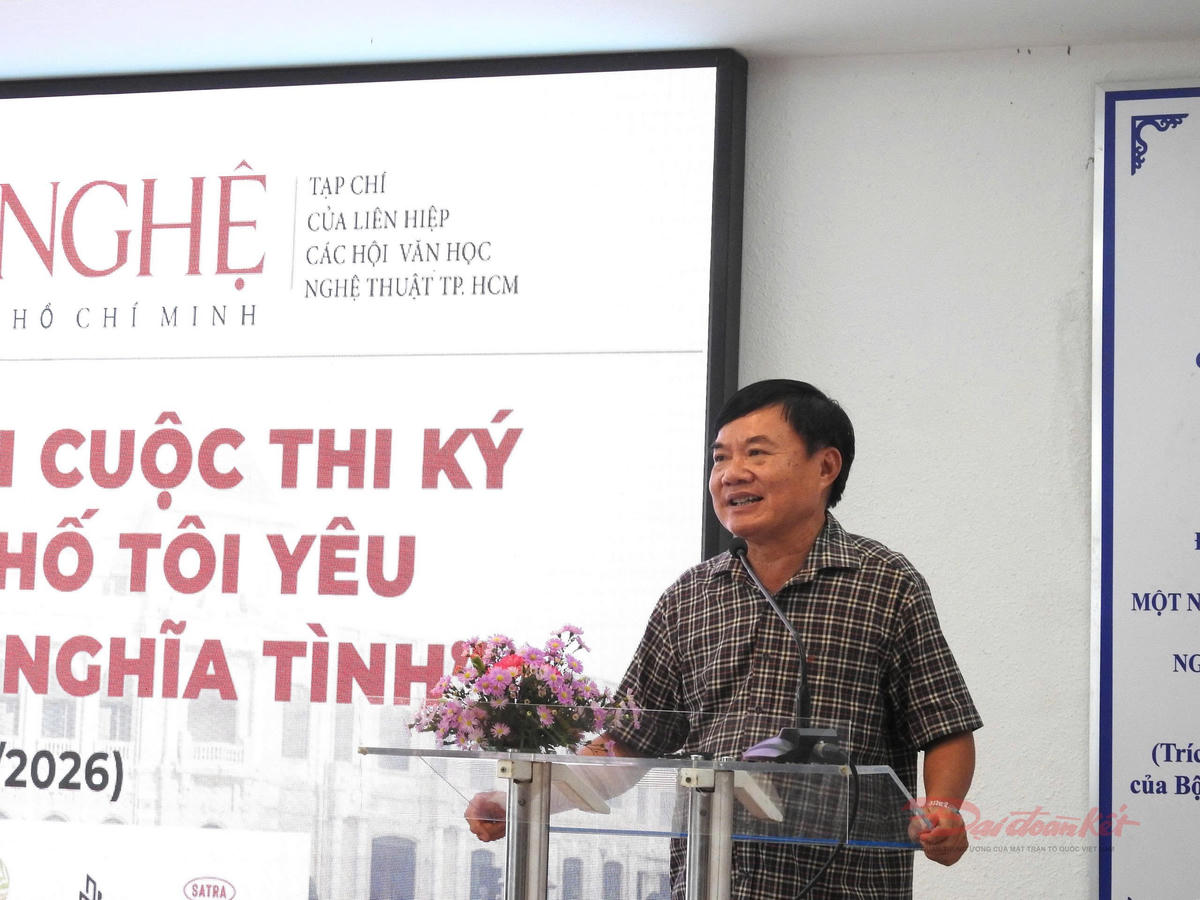 ông Bùi Anh Tấn, Tổng Biên tập Tạp chí Văn nghệ TPHCM phát biểu tại lễ trao giải cuộc thi. Ảnh: T.Luân.