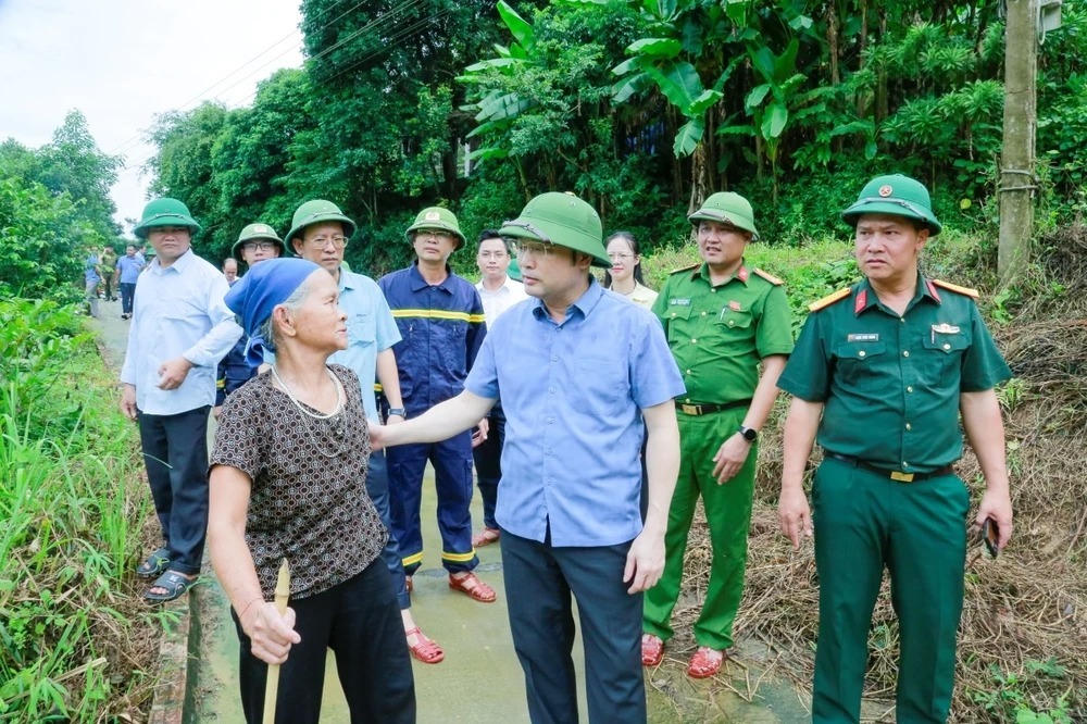 Ông Cường động viên người dân ở vùng có nguy cơ xảy ra sạt lở đất. Ảnh: Lê Hợi.