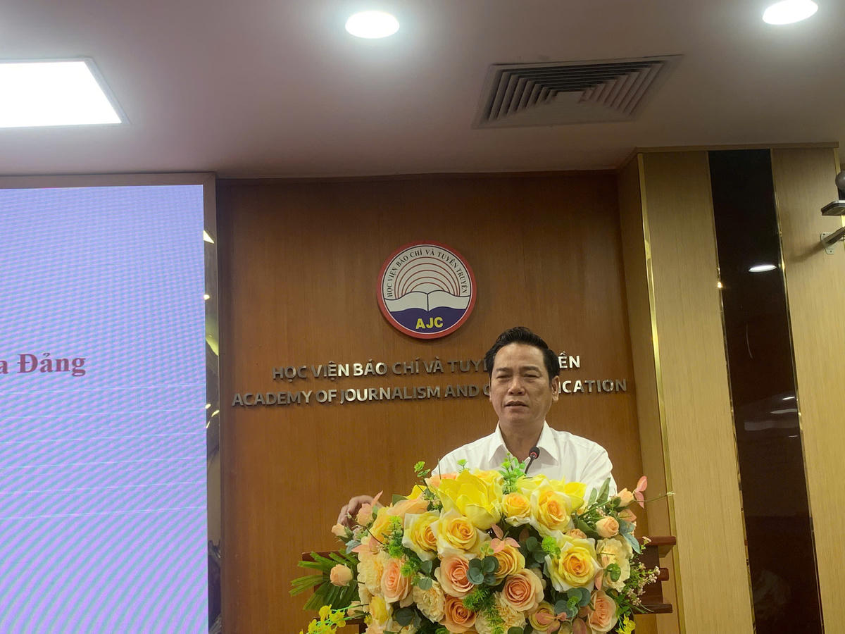 TS. Nguyễn Công Dũng - Ủy viên Hội đồng Biên tập NXB - Xuất bản chuyên trách, NXB chính trị quốc gia Sự thật phát biểu tham luận tại hội thảo.