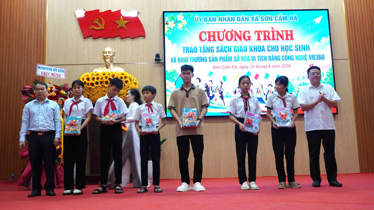 Chính quyền xã Sơn Cẩm Hà trao tặng sách giáo khoa cho học sinh trên địa bàn xã. Ảnh: TT.