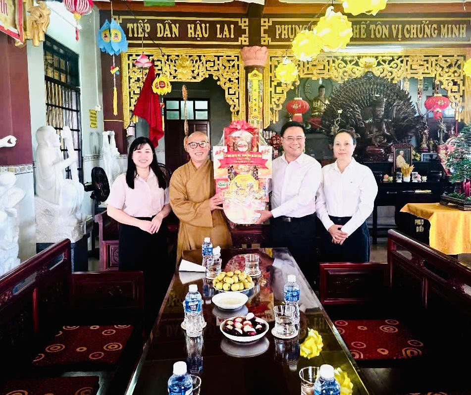 Ông Nguyễn Trung Dũng, Phó Chủ tịch Ủy ban MTTQ Việt Nam tỉnh Khánh Hòa cùng đoàn công tác tặng quà chúc mừng Đại đức Thích Hạnh Tường.
