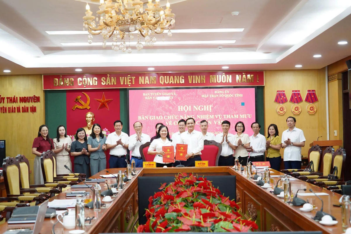 Ủy ban MTTQ Việt Nam tỉnh Thái Nguyên và Ban Tuyên giáo và Dân vận Tỉnh ủy ký bàn giao. Ảnh: MTTQ tỉnh Thái Nguyên.
