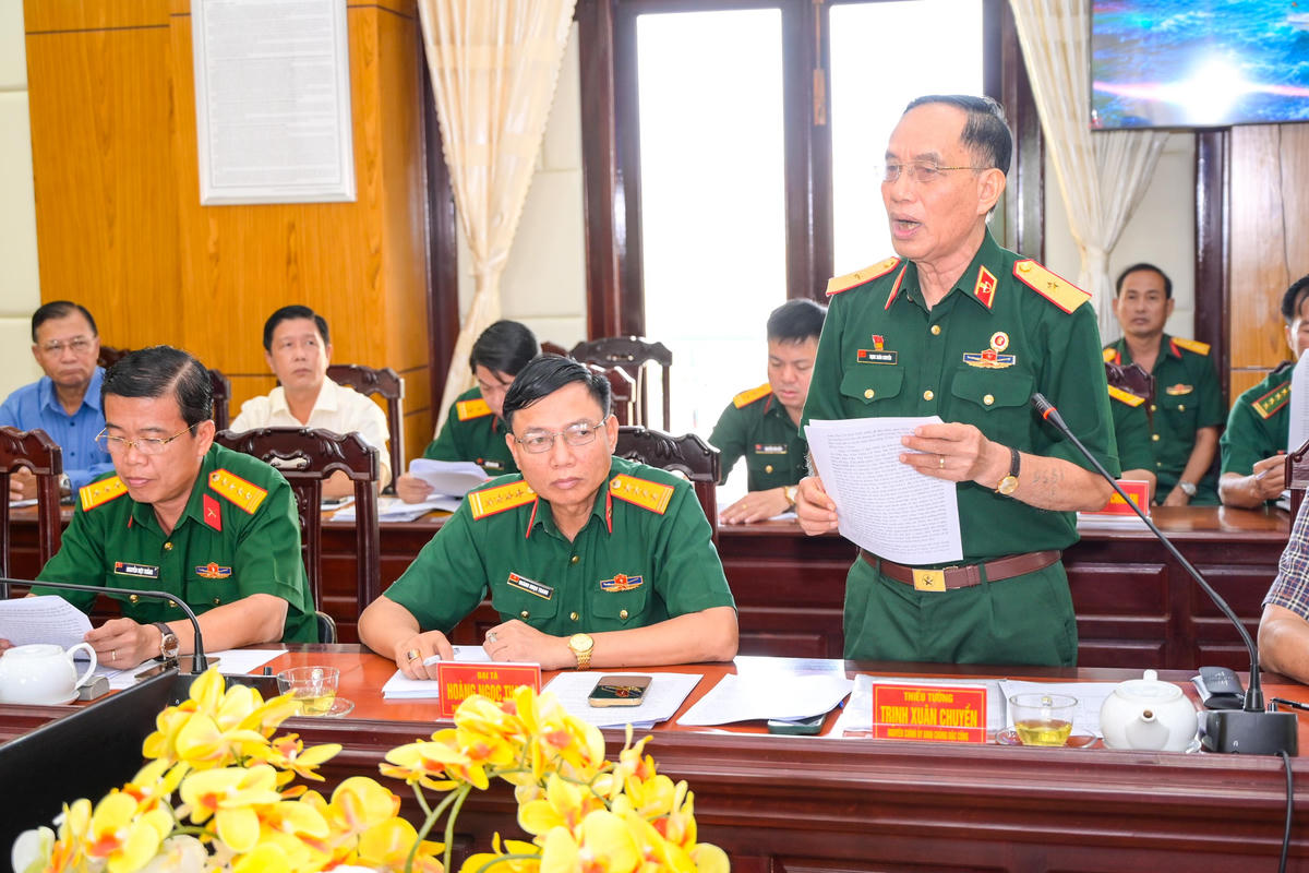 Thiếu tướng Trịnh Xuân Chiến - Nguyên Chính ủy Binh chủng Đặc công phát biểu trao đổi tại hội thảo. Ảnh: Phương Vũ
