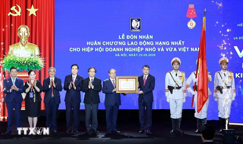 Thủ tướng Lê Minh Hưng trao Huân chương Lao động hạng Nhất cho Hiệp hội Doanh nghiệp nhỏ và vừa Việt Nam. (Ảnh: Dương Giang/TTXVN) ​