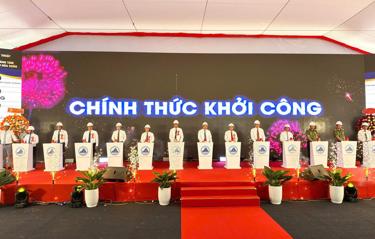 Các đại biểu thực hiện nghi thức khởi công. Ảnh: Nguyễn Tú