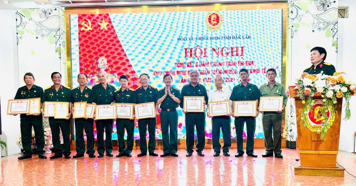 Hội CCB tỉnh Đắk Lắk tặng Bằng khen cho 5 tập thể và 23 cá nhân tiêu biểu trong phong trào giai đoạn 2021-2026. Ảnh: Thanh Nga.