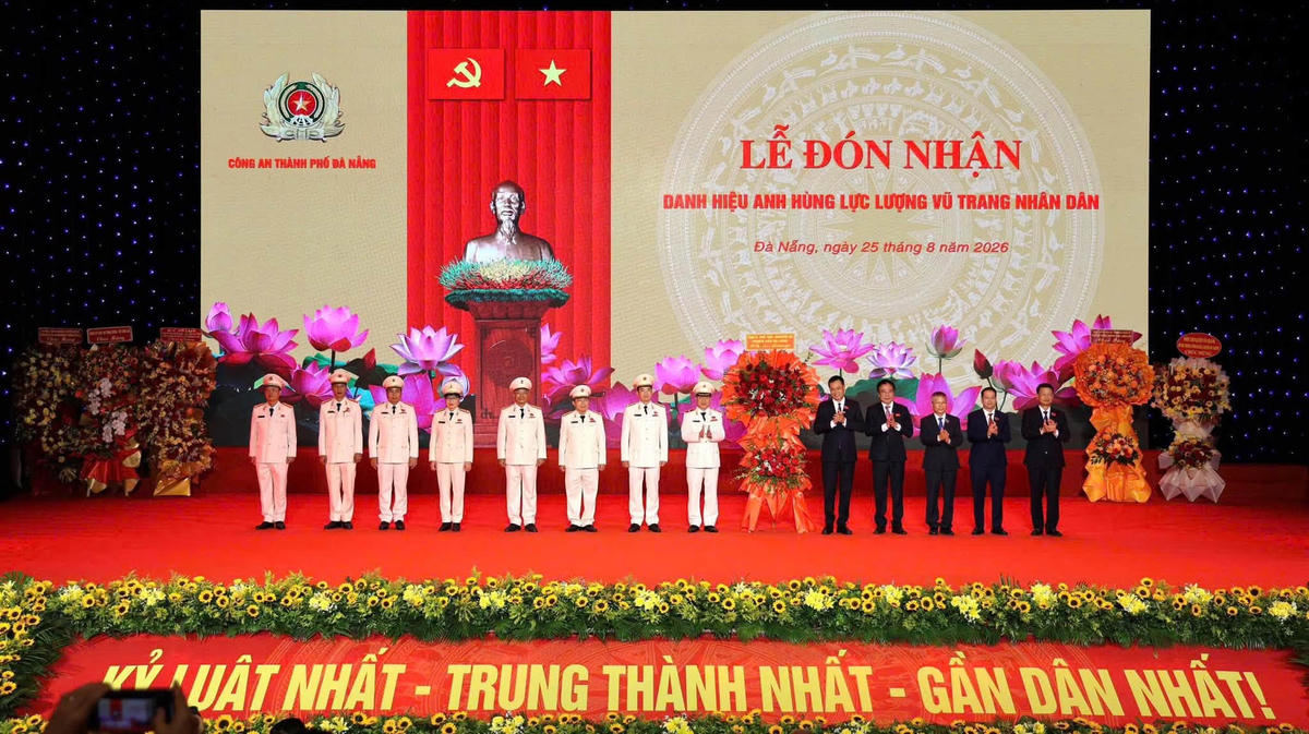 Lãnh đạo TP Đà Nẵng tặng lẵng hoa chúc mừng Công an thành phố. Ảnh: CĐ.
