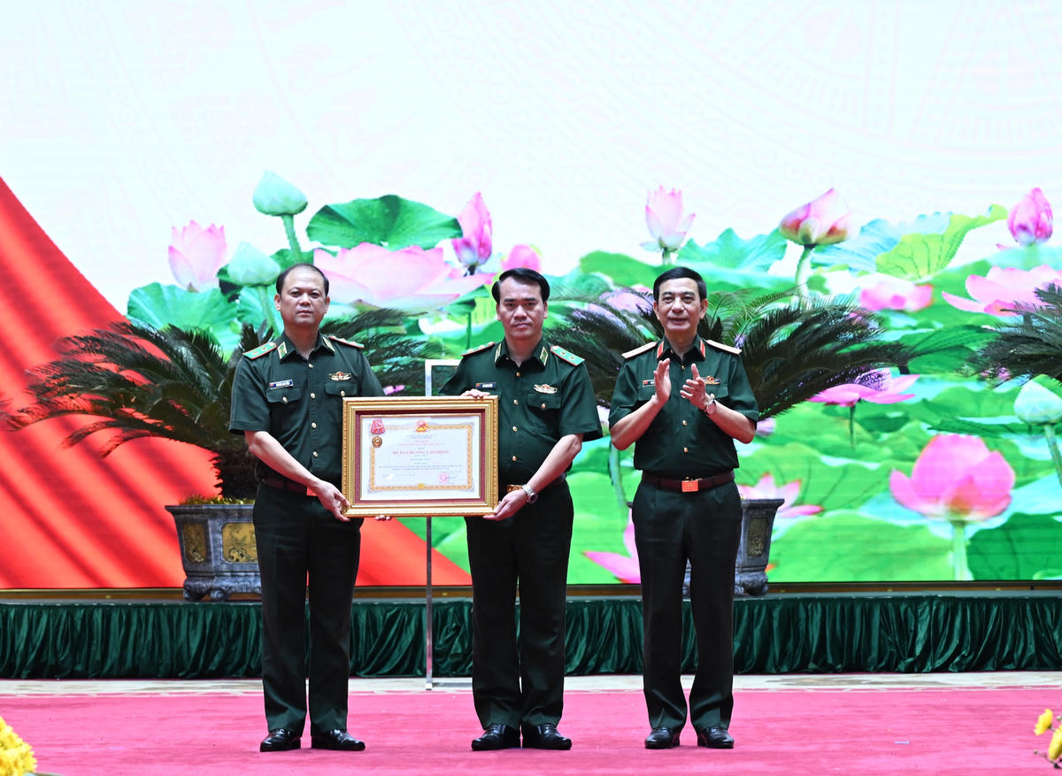 Đại tướng Phan Văn Giang, Phó Thủ tướng Chính phủ, Bộ trưởng Bộ Quốc phòng trao tặng Huân chương Lao động hạng Nhất cho Bộ Tư lệnh Bộ đội Biên phòng. Ảnh: Trọng Hải