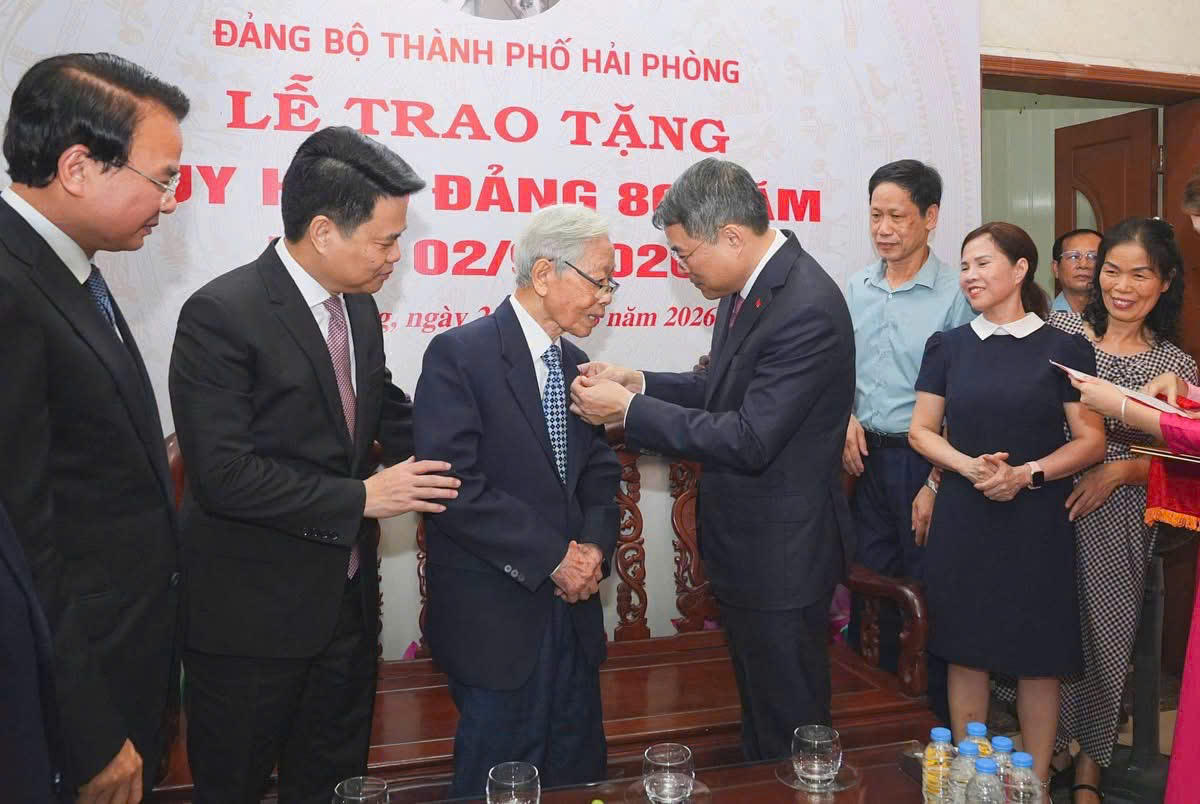 Thủ tướng trao Huy hiệu 80 năm tuổi Đảng tặng đảng viên Đào Thế Đính (Cao Văn), 99 tuổi, nguyên Ủy viên Ban Thường vụ Thành ủy, nguyên Quyền Chủ tịch UBND thành phố Hải Phòng. Ảnh: ĐT.