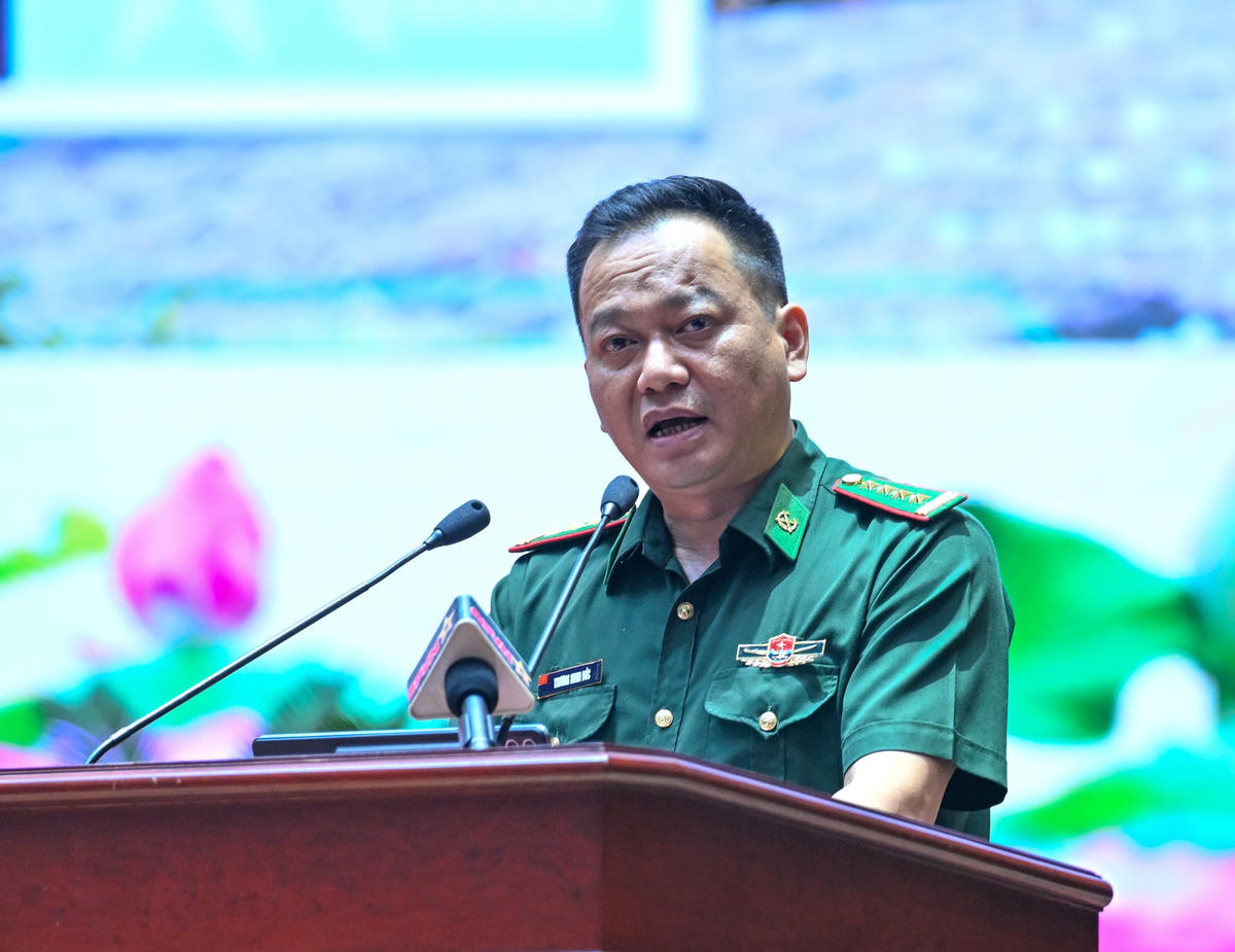Đại tá Trương Minh Đức, Chỉ huy trưởng Ban Chỉ huy Bộ đội Biên phòng Lai Châu báo cáo tham luận tại hội nghị về mô hình chuyển đổi số khu vực biên giới. Ảnh: Trọng Hải